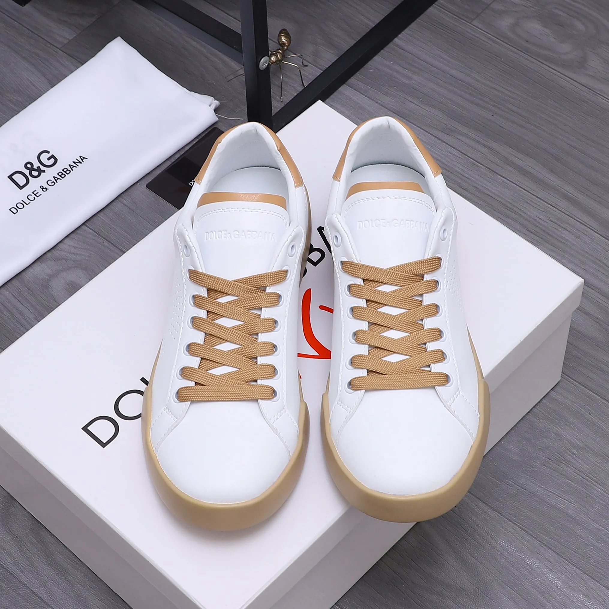 Men's shoes 💰420 Product trademark: DG (Dolce & Gabbana) casual shoes for couples. Regular size: 35-46 (45.46 is custom-made and non-returnable) Product materials: Selected high-quality cowhide upper, leather lining, cowhide insole, original outsole